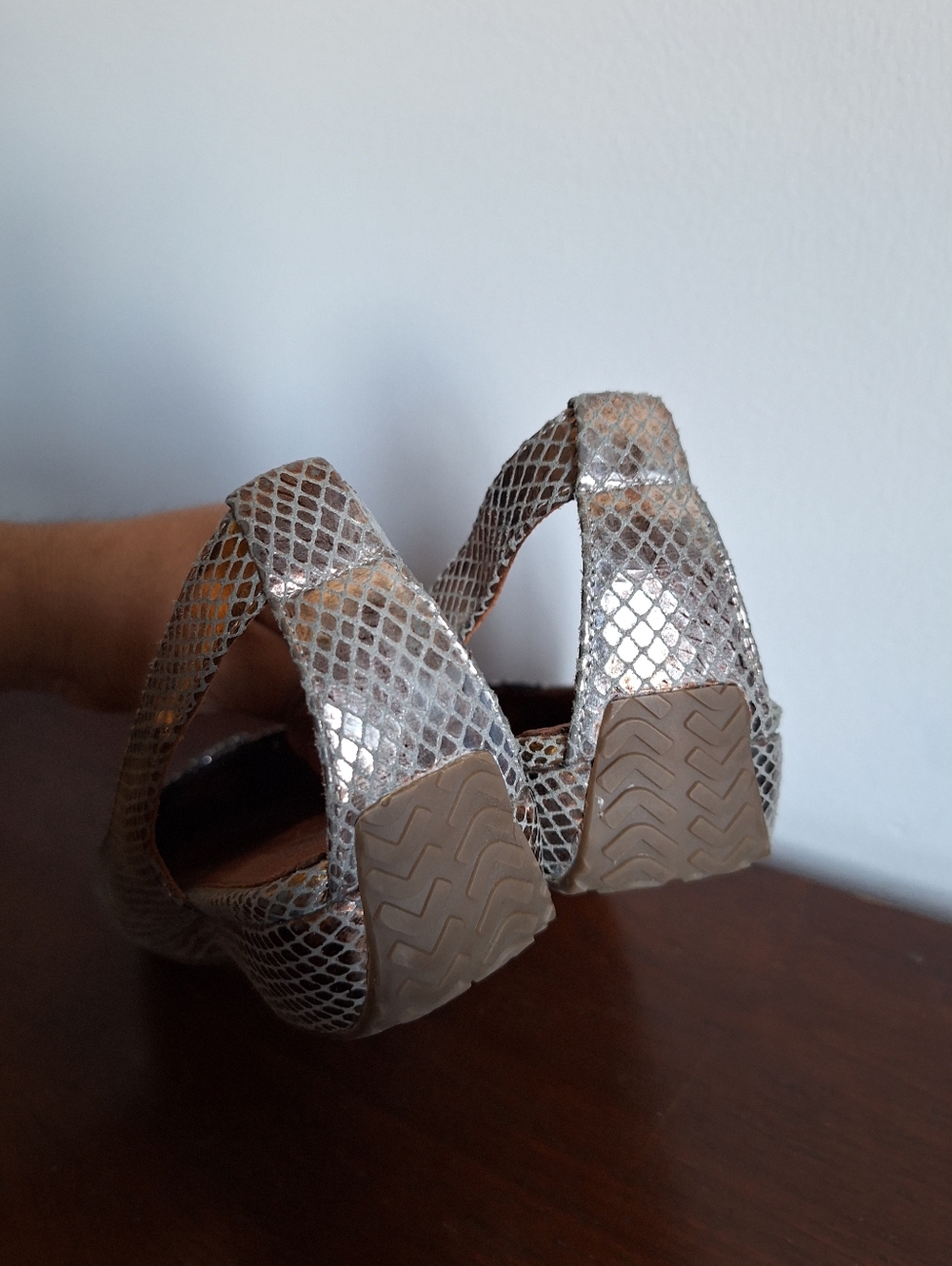 GENTLE SOULS SANDALS by Kenneth Cole Its so Fun Silver Gold Metallic 9.5M - Picture 4 of 10